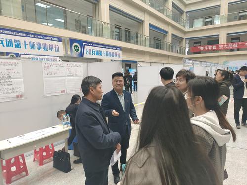 第十师北屯市农业科学研究所所长陈贵红在石河子大学招聘现场为毕业生答疑解惑