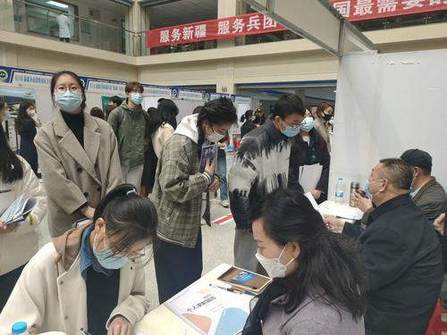 第十师北屯市融媒体中心办公室李卫红副主任指导毕业生填写报名表
