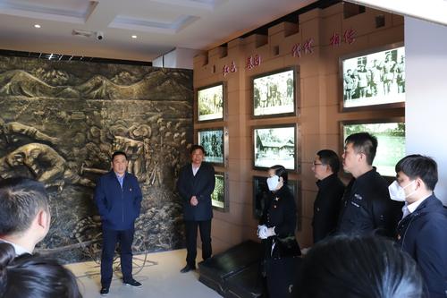 图为参观一八一团史馆