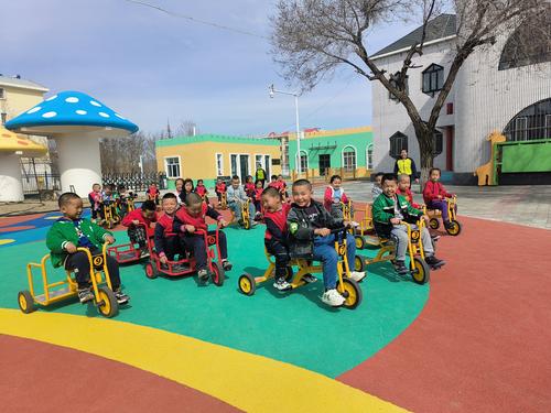 4月24日，181团幼儿园各族幼儿学生在刚完成改造提升的校园、教室内学习、游戏。 (2)