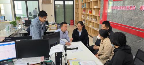 师市劳动保障监察支队副支队长鞠光勇详细讲解了如何检查《农民工实名制管理台账目录》等台账资料