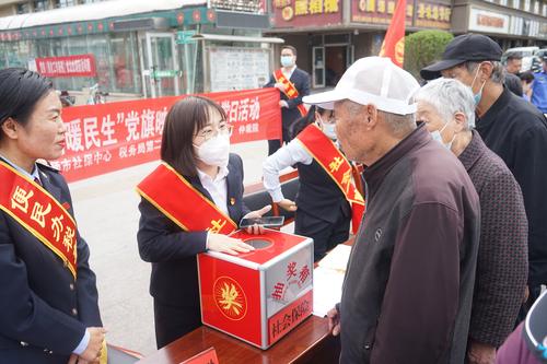 居民参与抽奖活动