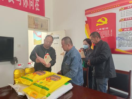 师市工业和信息化局党组成员、副局长师寒向石河子白杨预拌砼有限公司海川分公司宣传惠残政策、《残疾人保障法》