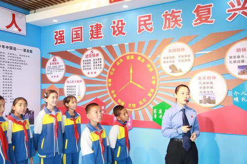 参观党建展厅 (2)