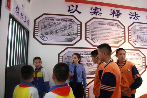 参观青少年法治基地