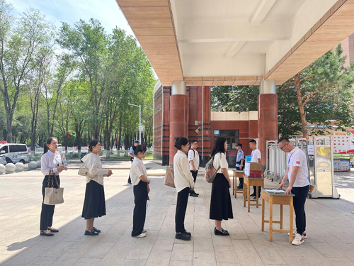 1.组织考生排队核验身份信息