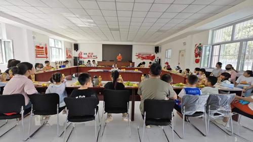一八六团中学少年儿童与家长参加活动 李凯悦摄影