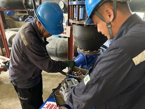 8月25日,供热分公司员工正在北屯市翰林院换热站内进行设备巡检。 8月25日,供热分公司员工正在北屯市翰林院换热站内进行设备巡检。