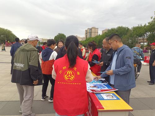 支部书记现场向市民解答网络安全疑难问题