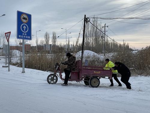 救助被困三轮车