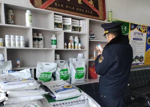 执法人员正在查验农资防伪标识。庞庭芳摄