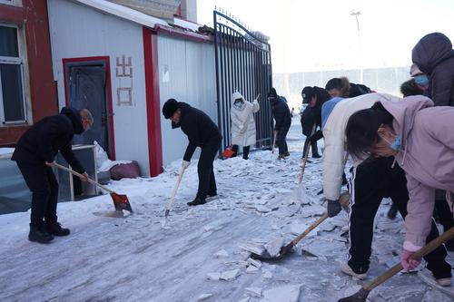 社保中心党员干部齐心协力铲除积雪