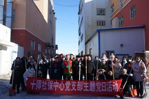 小区路面铲雪完成后和社区一起合影