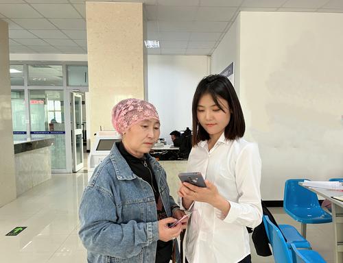 182团社保所工作人员手把手教办事群众进行网上业务操作 182团社保所工作人员手把手教办事群众进行网上业务操作