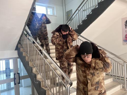 人员紧急疏散。陈敬畏摄