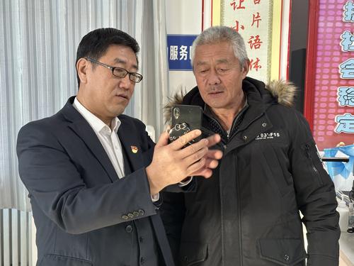 181团社保所贾永同志帮助葛大爷进行待遇资格认证1