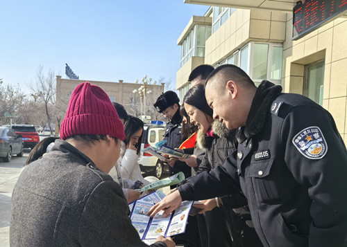 图3：宣传人员设立咨询台为团场居民解疑答惑，提高防范非法集资意识和能力。衣敏摄