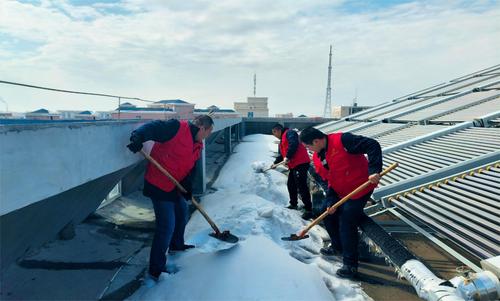 清扫北屯市红星社区老年疗养中心屋顶积雪二--摄·石虎