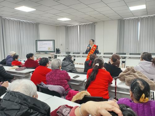 图为：现场教学 面对面交流 拉近服务距离