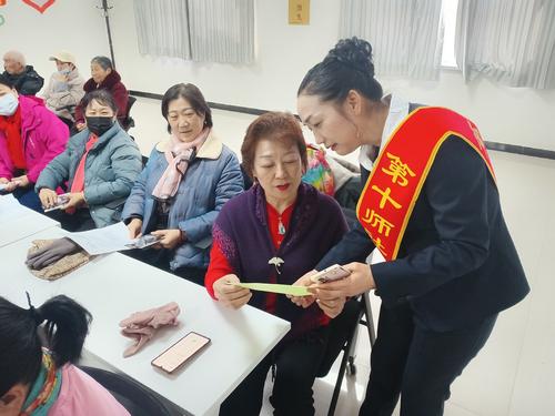 图为：一八二团社保站工作人员正在为退休居民耐心讲解社保政策