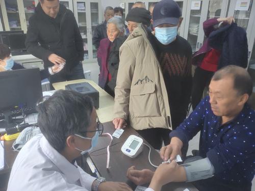 医护人员在为居民测量血压。谢国庆摄