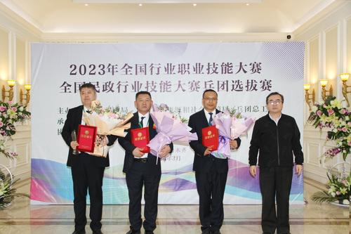 左2为王斌