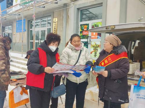 图为181团司法所普法志愿者冬季宣传土地政策
