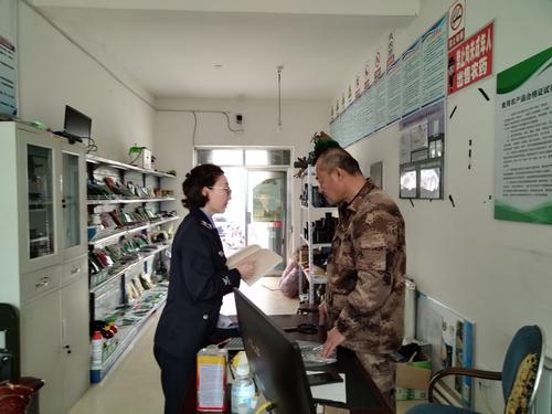 图为185团司法所干警农资店宣传《种子法》