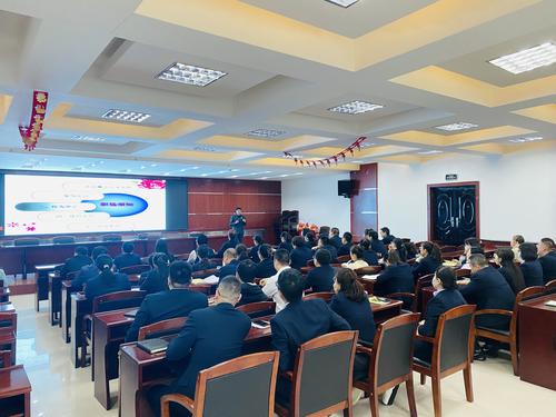 图为礼仪培训老师为人社系统干部讲解职场须知