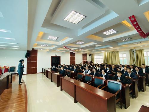 图为礼仪培训老师与人社系统干部互动现场