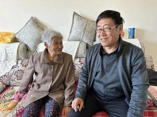 图为工作人员贾永前往行动不便老人家中完成认证工作