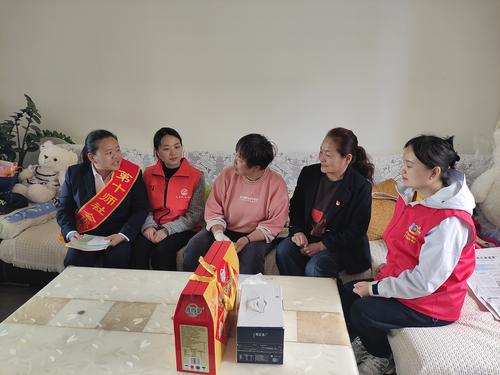 5月10日母亲节来临之际一八五团社保所工作人员董寿琴到特服家庭王芳家慰问