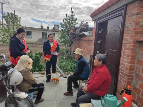 5月10日母亲节来临之际一八五团社保所工作人员董寿琴王伟丽上门给老人宣传政策