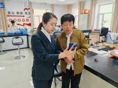 “小兵帮办”专员帮助异地退休人员中周阿姨完成认证