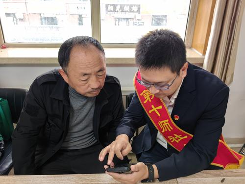 5月17日，第十师184团社保所联合团社会事务服务中心共同开展以“科技助残，共享美好生活”为主题的助残日活动。 (2)