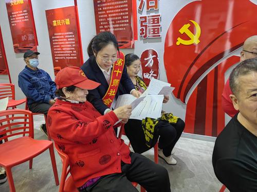 十师社保工作人员入社区开展社保惠民政策宣传