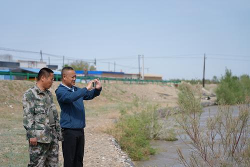 团级河湖长在巡河。谢国庆摄