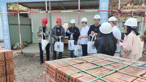 图为工作人员在玉带翰林苑施工现场宣讲工伤预防政策
