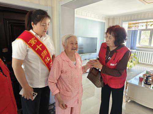 图为5月22日工作人员上门为广场名居小区老人姜女士提供上门认证服务