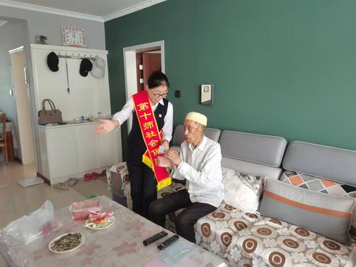图为5月22日工作人员上门为广场名居小区老人马爷爷提供上门认证服务