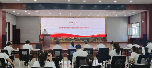 图为十师185团社保所王伟丽演讲现场
