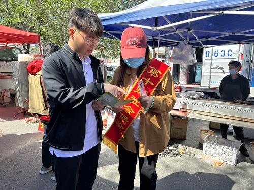 工作人员向居民宣传社保参保缴费政策