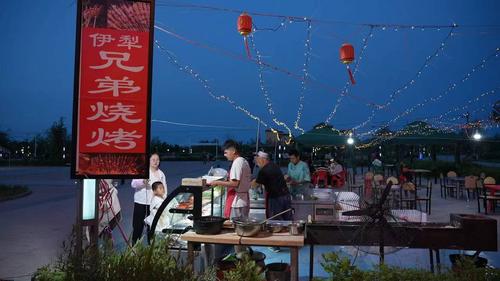 夜幕降临，兄弟烧烤正在忙碌中（谢国庆拍摄）