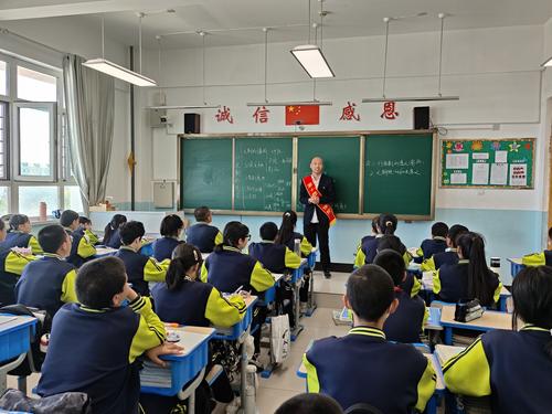 工作人员在班级内宣讲社保政策