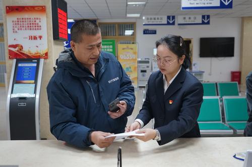 十师社保中心工作人员教办事群众手机办理业务