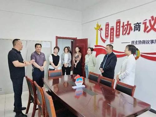 考察组在秋水路社区会议室