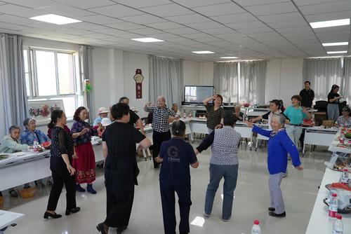 大家一起跳起来。谢国庆摄