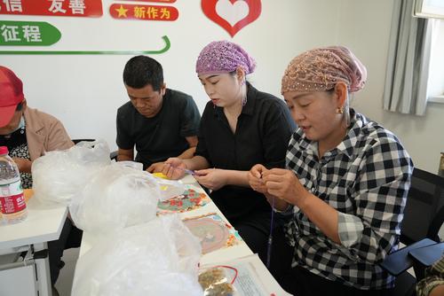 现场学习缝制香包。谢国庆摄