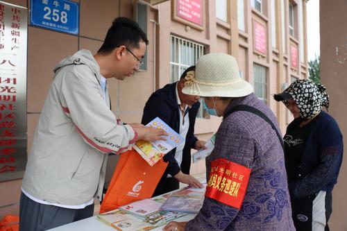 发放宣传资料。