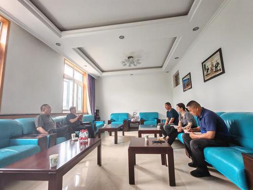 与中非夏子街膨润土公司座谈
